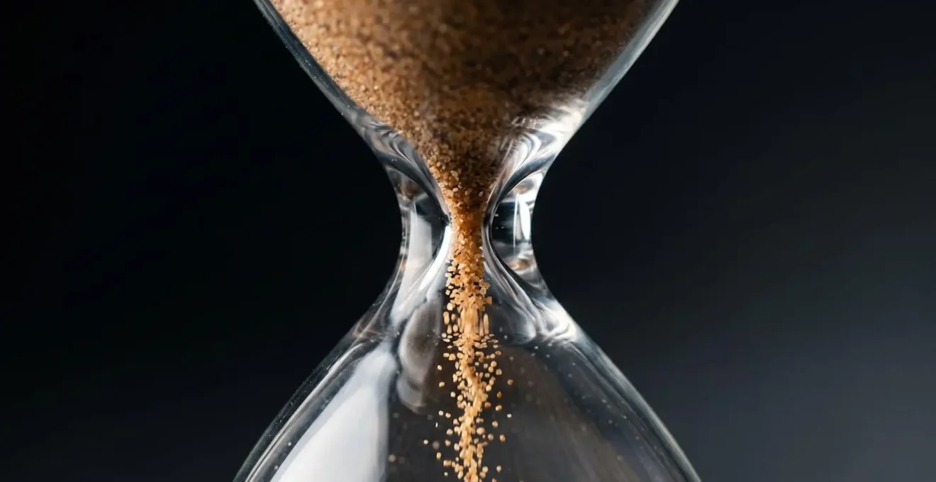 Métaphore visuelle du passage du temps et de la transition stratégique en matière de protection financière