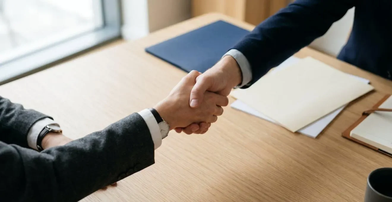 Documents juridiques et main signant un accord amiable sur un bureau professionnel