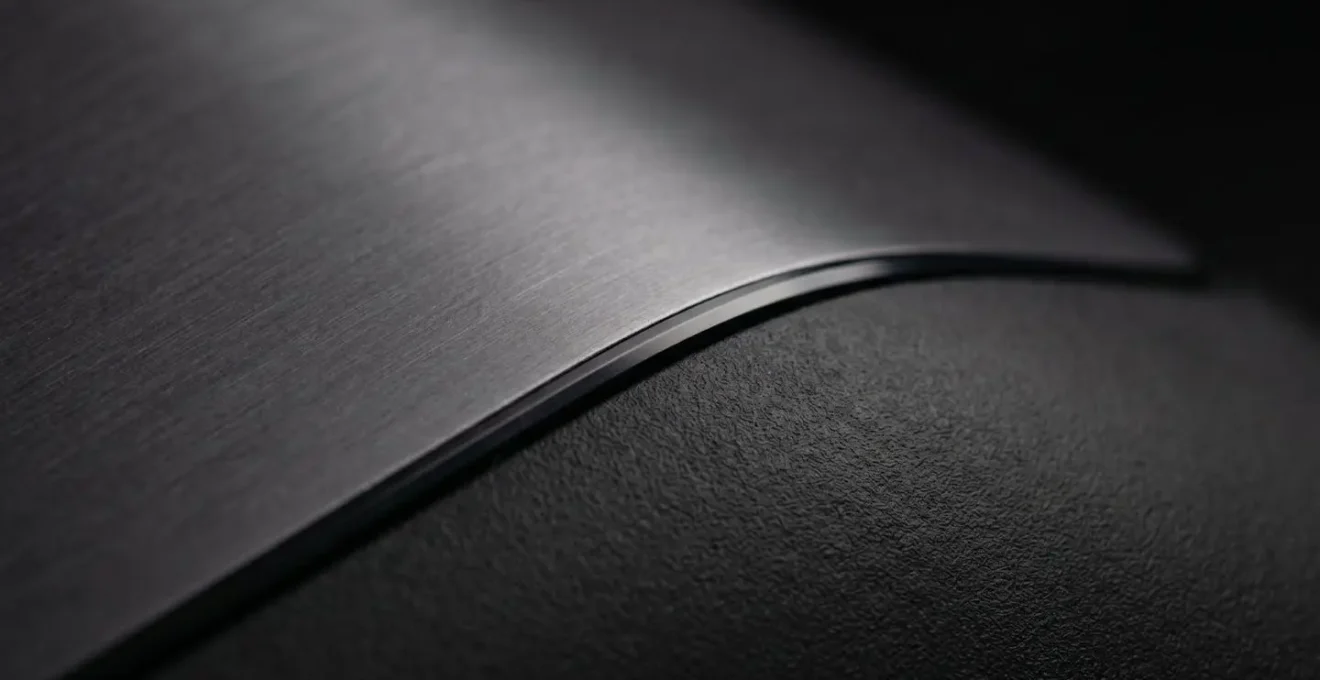 Gros plan sur les details et textures d'un produit symbolisant la qualite et la conformite